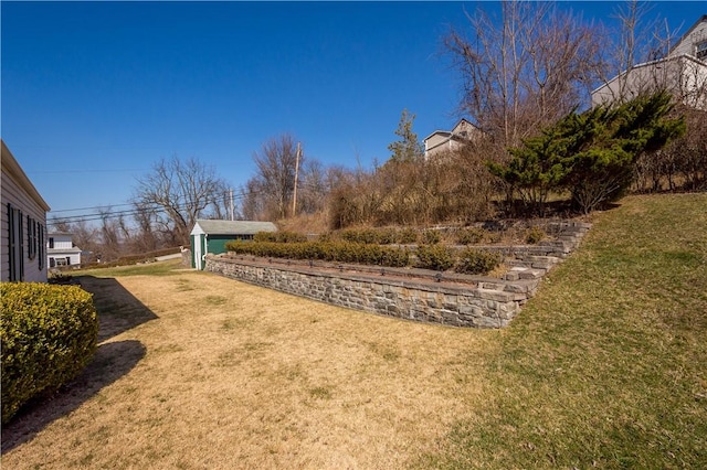 view of yard featuring an outbuilding