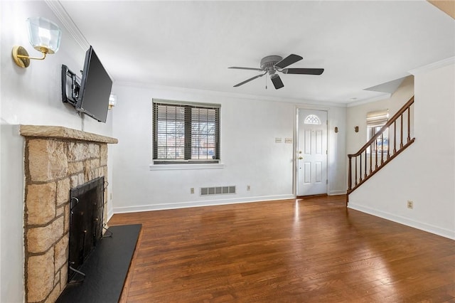 living area featuring visible vents, crown molding, ceiling fan, and wood finished floors