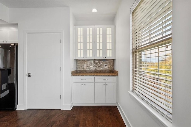 bar featuring tasteful backsplash, freestanding refrigerator, recessed lighting, baseboards, and dark wood-style flooring