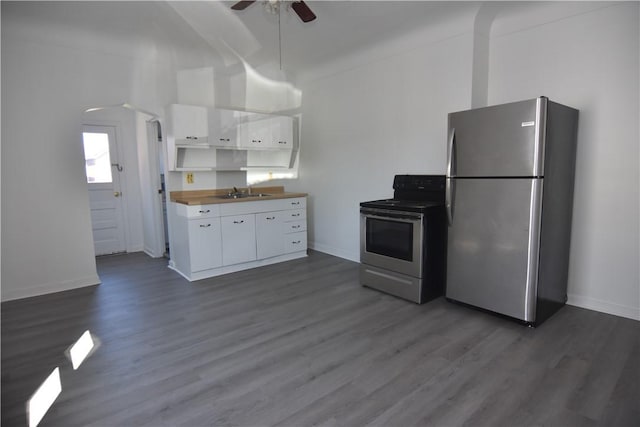 kitchen featuring a sink, white cabinetry, appliances with stainless steel finishes, ceiling fan, and dark wood-style flooring