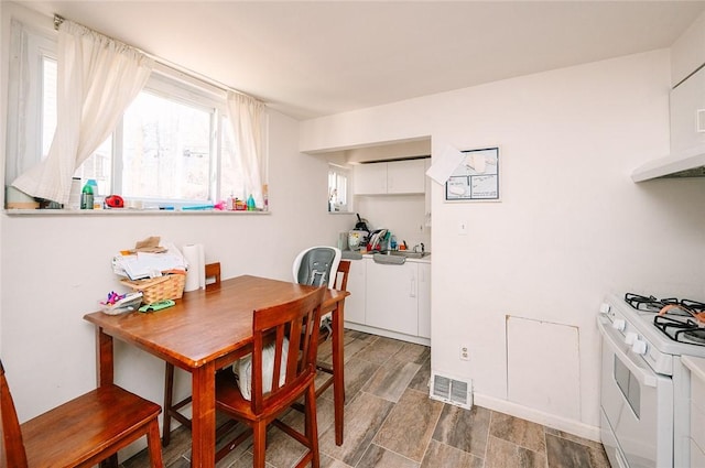 dining area with visible vents and wood tiled floor