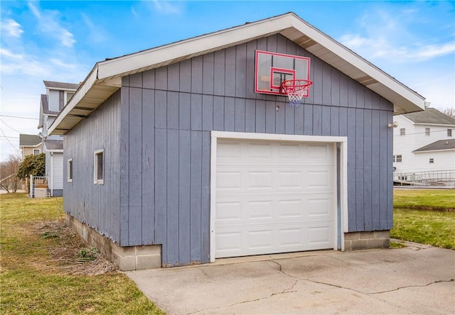 detached garage featuring concrete driveway