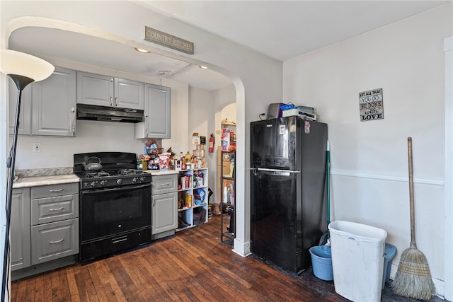 kitchen featuring under cabinet range hood, black appliances, and gray cabinets