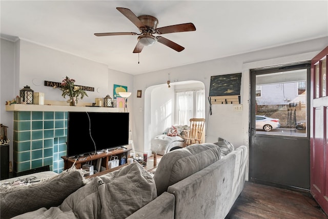 living area with dark wood-style floors and a ceiling fan