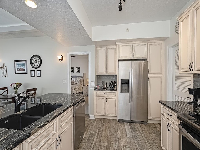232 Adams Pointe Blvd Unit 6, Adams Twp, PA 16046 - kitchen with stainless steel appliances, light wood-style floors, a textured ceiling, a sink, and decorative backsplash