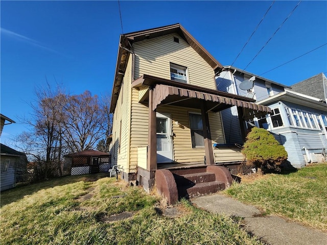 26 W Terrace Ave, New Castle/8Th, PA 16102 - view of front of house with a front lawn