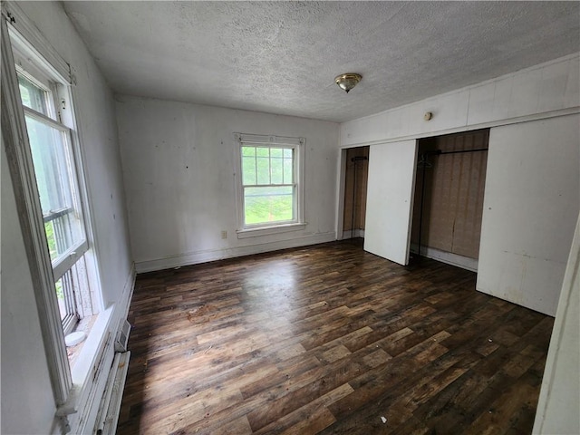 607 S Ray St, New Castle/4Th, PA 16101 - unfurnished bedroom featuring dark wood-style floors, a textured ceiling, and a closet