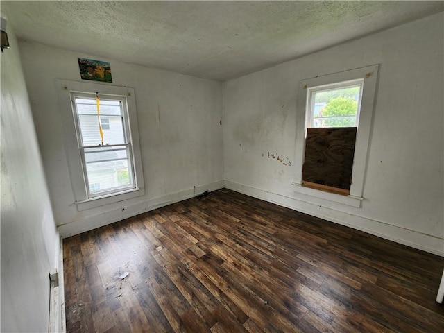 607 S Ray St, New Castle/4Th, PA 16101 - unfurnished room with dark wood-style flooring, a textured ceiling, and baseboards