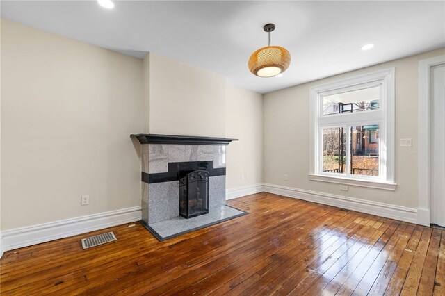 927 Greenfield Ave, Greenfield, PA 15217 - unfurnished dining area featuring visible vents, recessed lighting, dark wood-type flooring, and baseboards