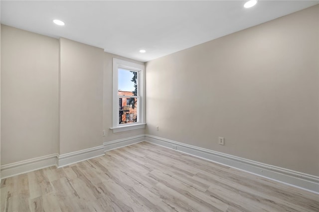 927 Greenfield Ave, Greenfield, PA 15217 - unfurnished bedroom with light wood finished floors, visible vents, recessed lighting, and a closet