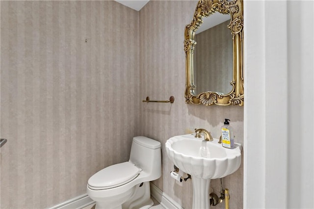 2172 Hycroft Dr, Upper St Clair, PA 15241 - half bathroom featuring toilet, baseboards, and wallpapered walls