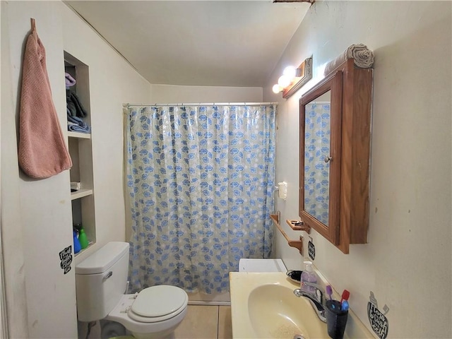 848 Arlington Ave, New Castle/5Th, PA 16101 - full bath with toilet, curtained shower, and vanity