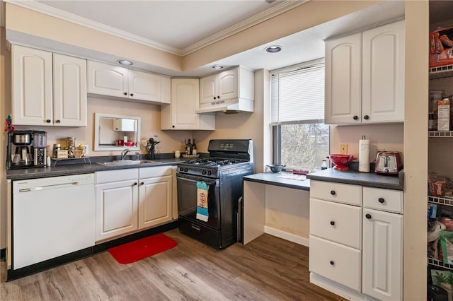 kitchen featuring under cabinet range hood, gas stove, a sink, dark countertops, and dishwasher