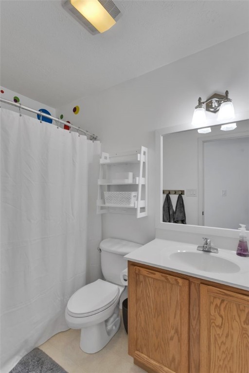 bathroom featuring visible vents, toilet, vanity, and a shower with shower curtain