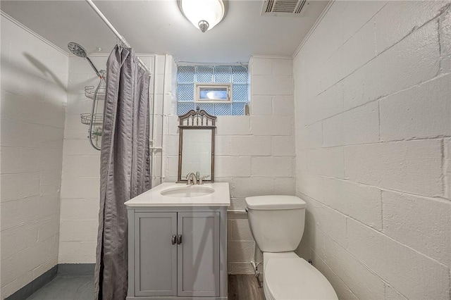 159 Mardi Gras Dr, Plum Boro, PA 15239 - bathroom featuring visible vents, toilet, vanity, and tiled shower