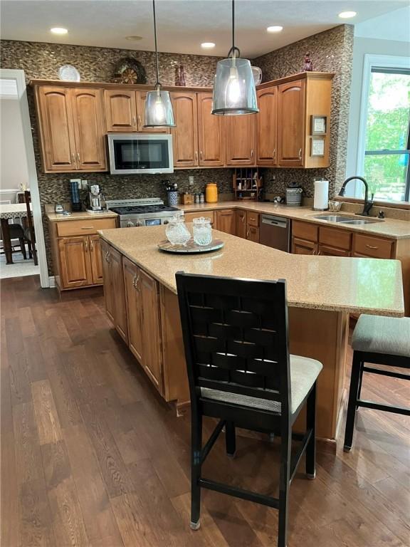 123 Windermere Ct, Peters Twp, PA 15317 - kitchen with stainless steel appliances, a sink, a kitchen island, and dark wood finished floors