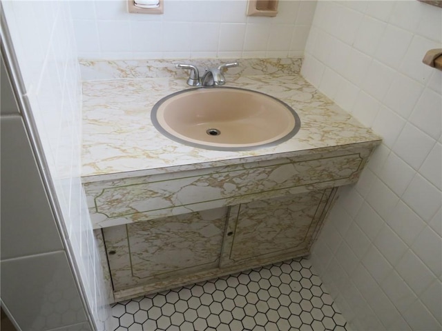 437 Shady Ave, Charleroi Boro, PA 15022 - bathroom with vanity