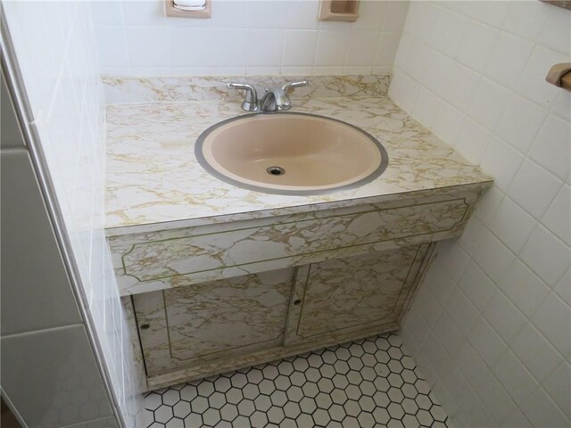 437 Shady Ave, Charleroi Boro, PA 15022 - bathroom featuring vanity