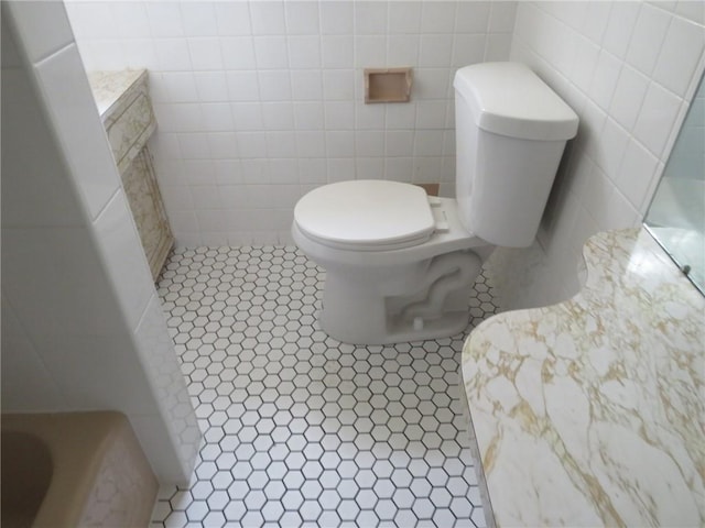 437 Shady Ave, Charleroi Boro, PA 15022 - full bath with toilet, tile walls, and tile patterned flooring