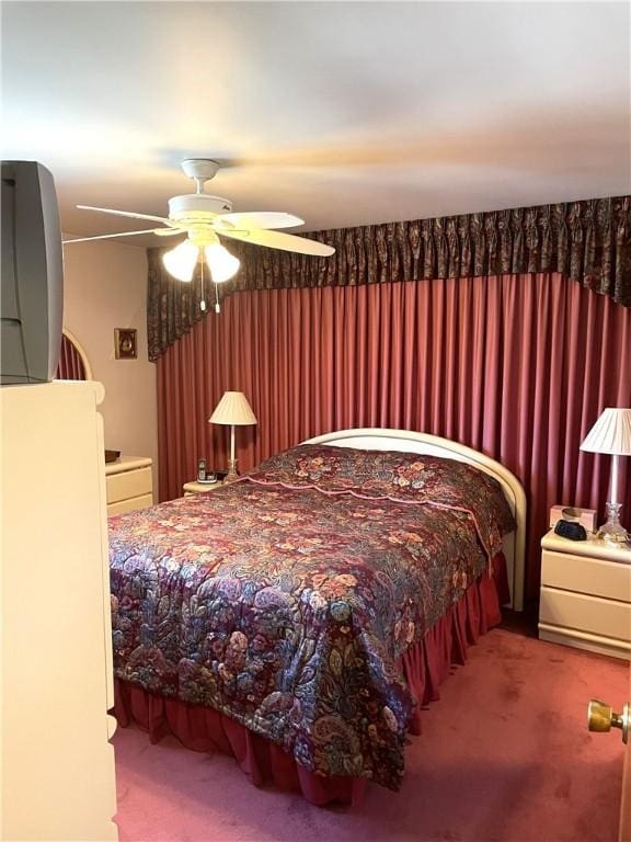 carpeted bedroom featuring a ceiling fan