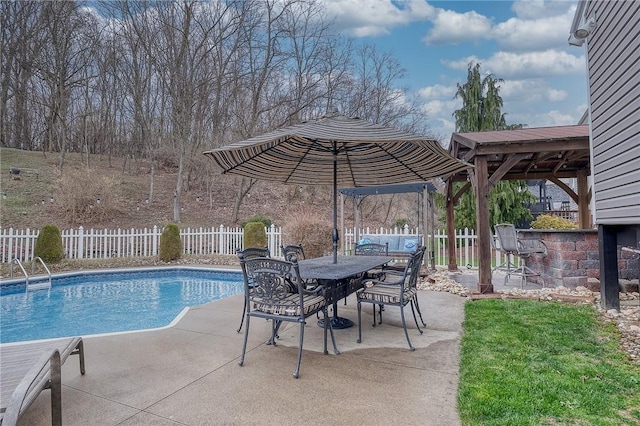 view of swimming pool featuring a patio area, a fenced backyard, and outdoor dining area