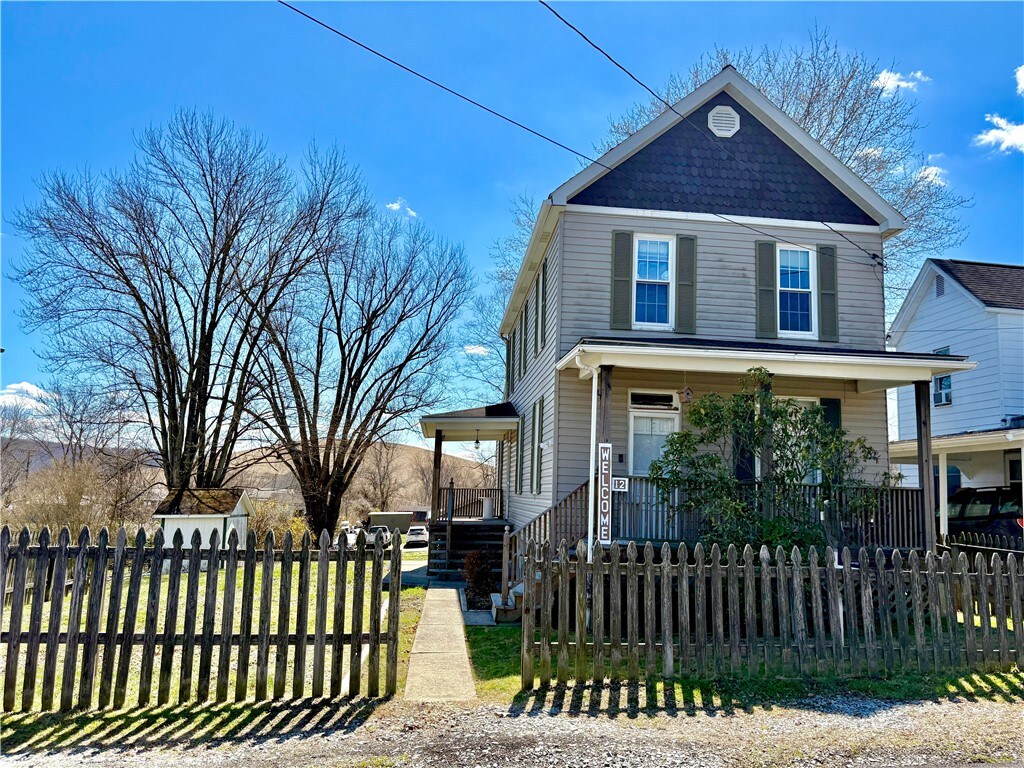 view of front of property featuring a porch and a fenced front yard