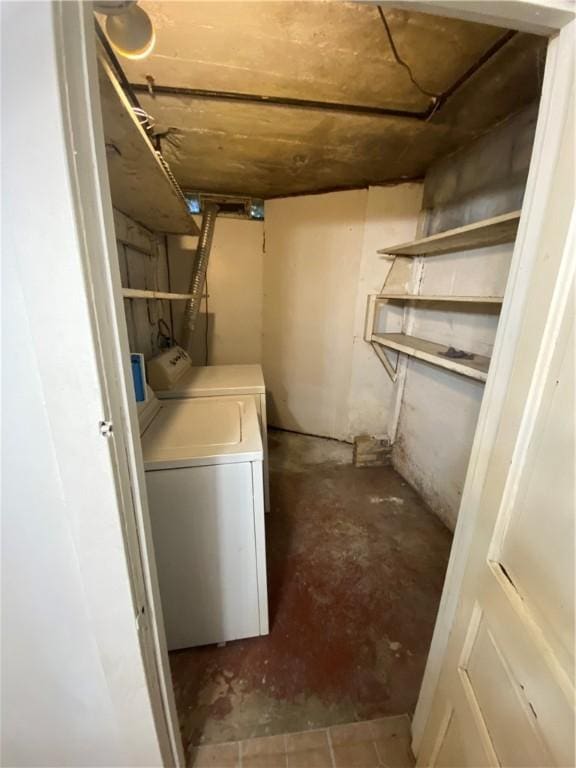 unfinished below grade area featuring washing machine and clothes dryer
