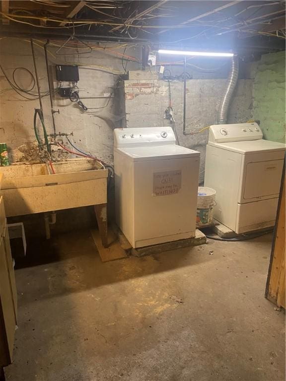 unfinished below grade area featuring a sink and washer and dryer