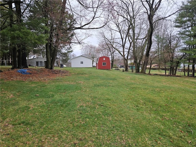 view of grassy yard featuring an outbuilding