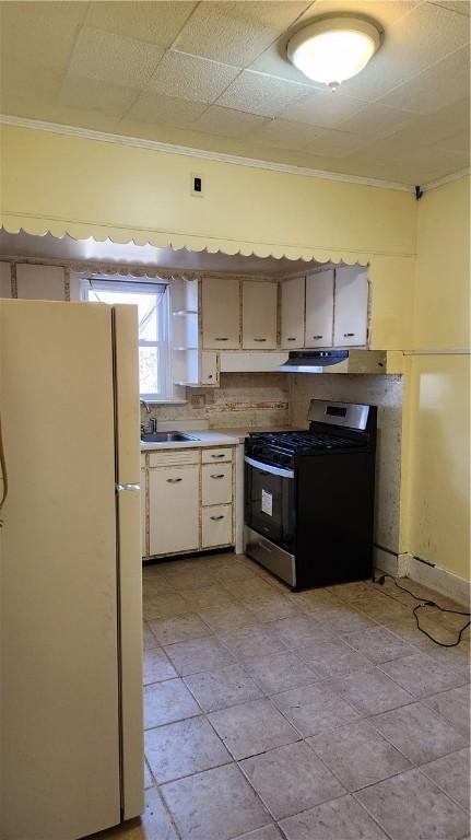 613 Terrace Ave, Grove City Boro, PA 16127 - kitchen with light countertops, a sink, freestanding refrigerator, stainless steel range with gas stovetop, and ornamental molding
