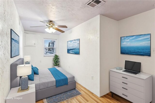 808 Thompson Run Rd, Springdale Twp, PA 15049 - bedroom with light wood-style floors and ceiling fan