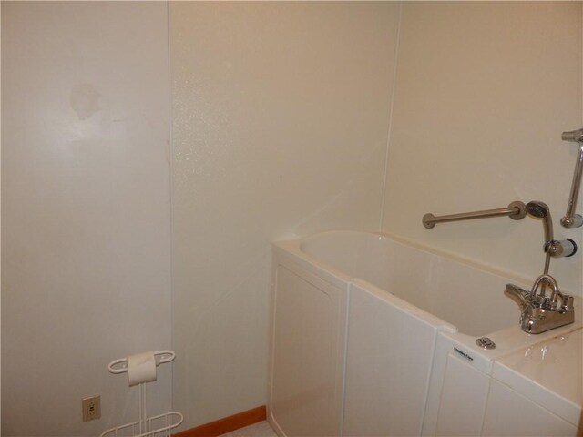 104 N Eberhart Rd, Twp Of But Nw, PA 16001 - bathroom with a bathing tub