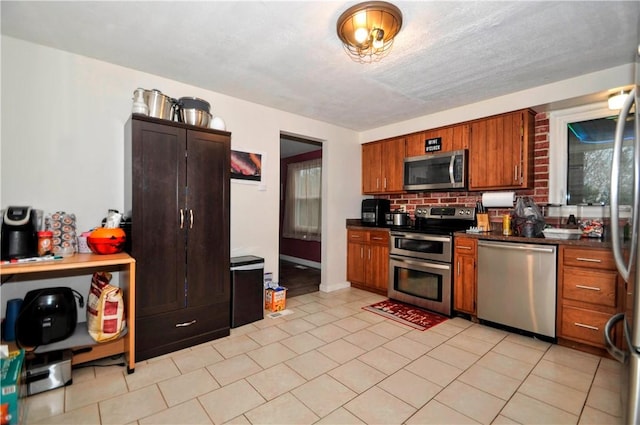 120 Scottsdale Dr, Moon/Crescent Twp, PA 15108 - kitchen featuring stainless steel appliances, dark countertops, tasteful backsplash, and light tile patterned floors