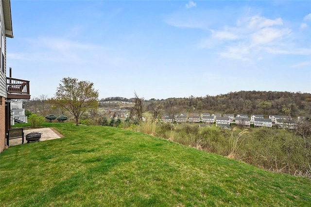 view of yard featuring a fire pit