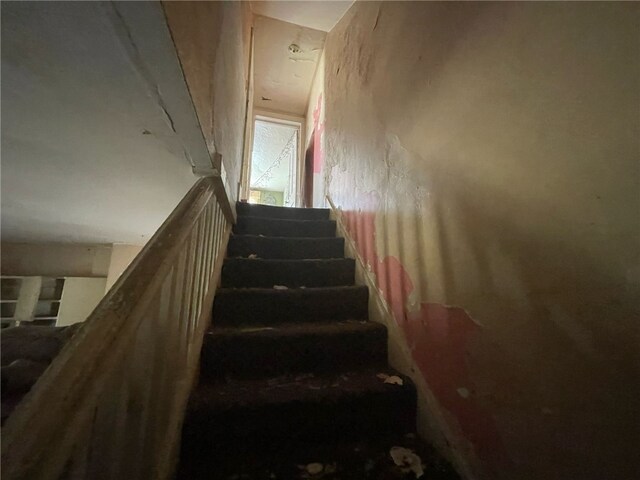 142 Baker St, Aliquippa, PA 15001 - view of stairs