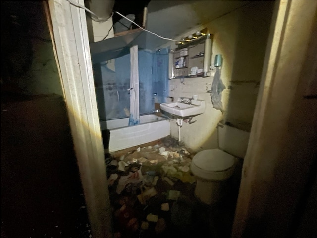 142 Baker St, Aliquippa, PA 15001 - full bathroom with toilet, bathing tub / shower combination, and a sink