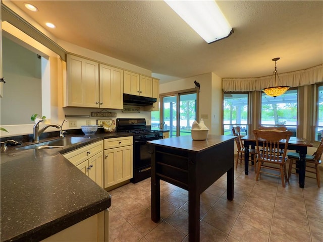 788 Latonka Dr, Coolspring Twp, PA 16137 - kitchen featuring black range with gas stovetop, under cabinet range hood, a sink, a textured ceiling, and pendant lighting