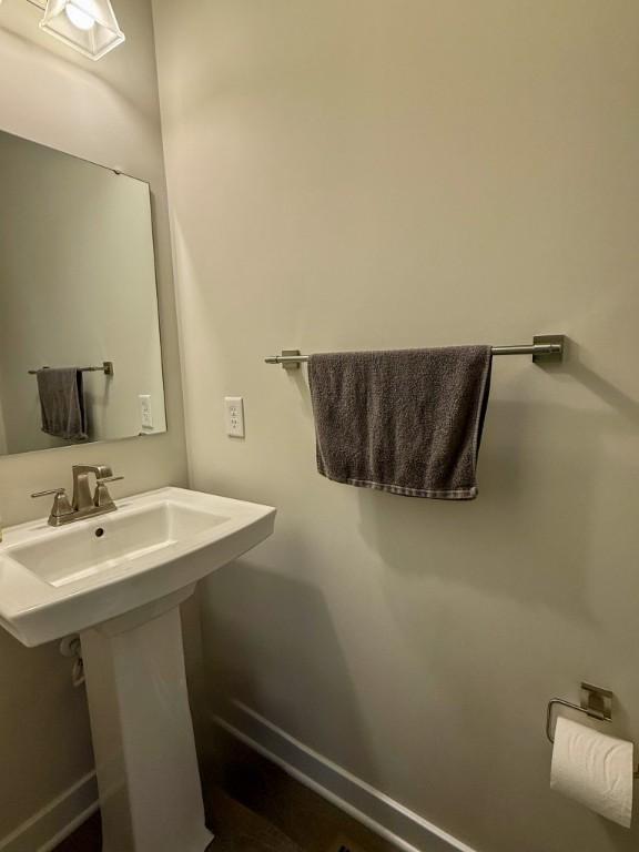 bathroom featuring a sink