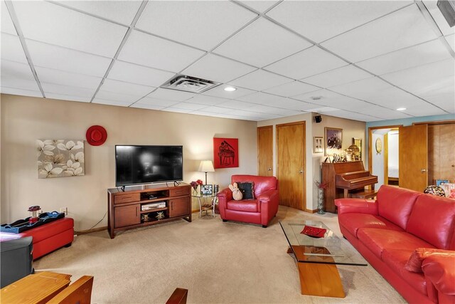 living area featuring recessed lighting, visible vents, a drop ceiling, and carpet floors