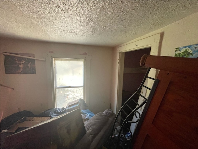 140 Baker St, Aliquippa, PA 15001 - bedroom with a textured ceiling