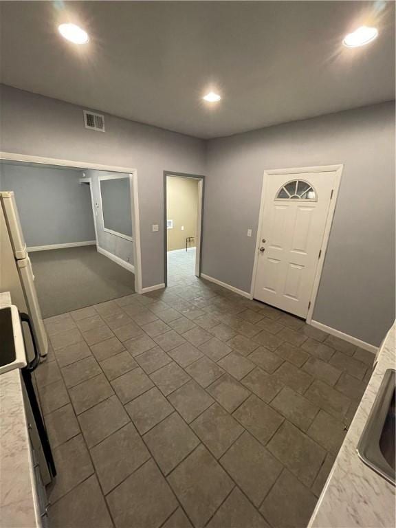 entryway with baseboards, visible vents, and recessed lighting