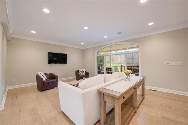 living room featuring light wood-style flooring, recessed lighting, and baseboards