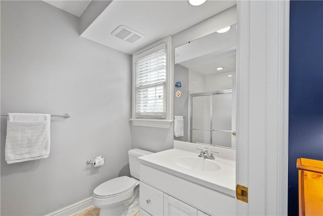 full bathroom featuring visible vents, baseboards, toilet, vanity, and a stall shower