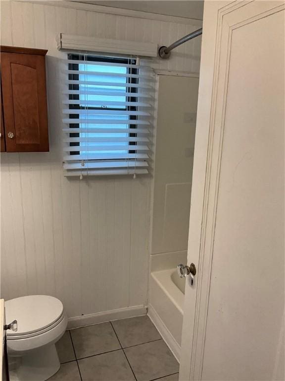913 Russellwood Ave, Mckees Rocks, PA 15136 - bathroom featuring toilet, tile patterned floors, baseboards, and washtub / shower combination