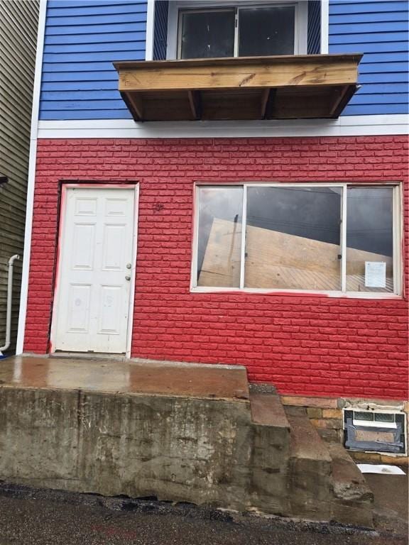 5614 Donson, Lawrenceville, PA 15201 - property entrance featuring brick siding