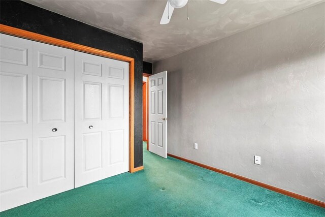 unfurnished bedroom featuring carpet floors, baseboards, a ceiling fan, and a closet