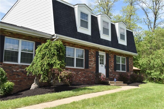511 Pleasant Valley Rd, Buffalo Twp Wsh, PA 15301 - view of front of home featuring a shingled roof, a front yard, brick siding, and a gambrel roof