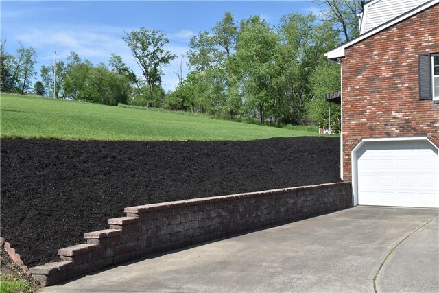 511 Pleasant Valley Rd, Buffalo Twp Wsh, PA 15301 - view of yard featuring a garage and driveway