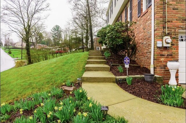 112 Carol Dr, Peters Twp, PA 15317 - view of grassy yard
