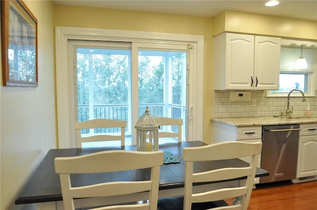 dining area with dark wood-type flooring and recessed lighting
